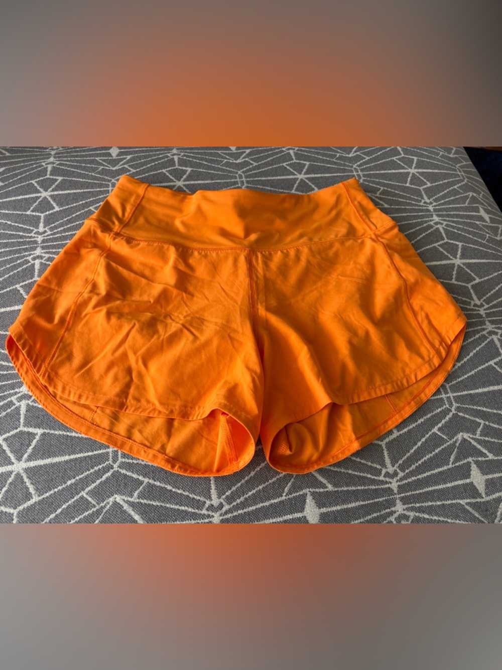 Lululemon Speed Up Mid-Rise Lined Short 4” Women’s Size 6 Orange